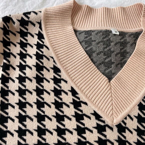 Houndstooth sweater vest casual layering top in neutral and black - Picture 6 of 7